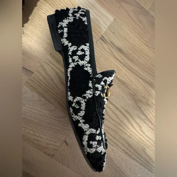 Gucci Black and White Loafers with Gold Detail - Picture 2 of 4